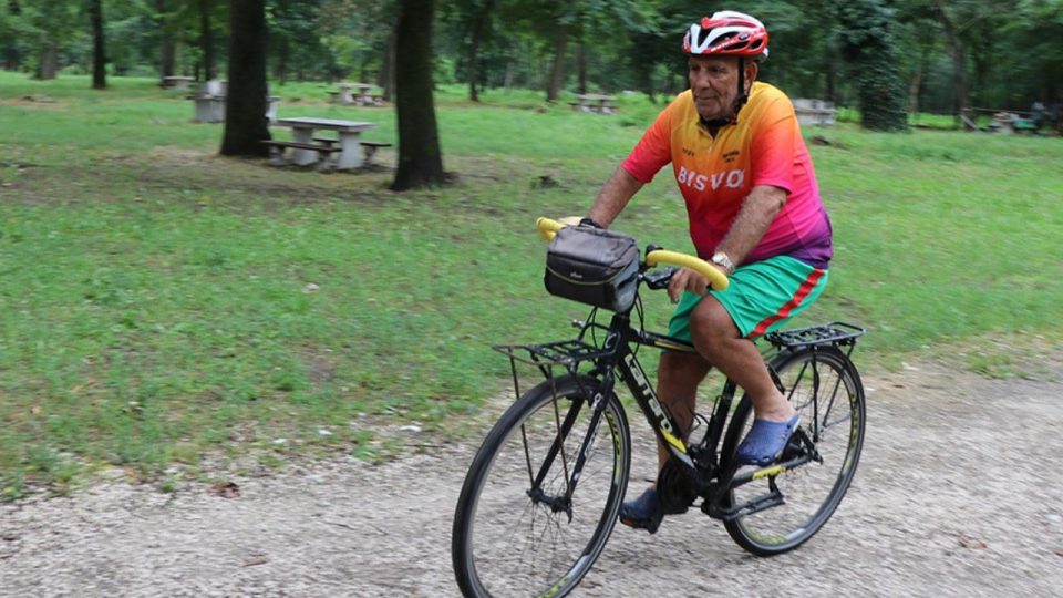 Eski milli sporcu sağlık çalışanları için pedal çeviriyor