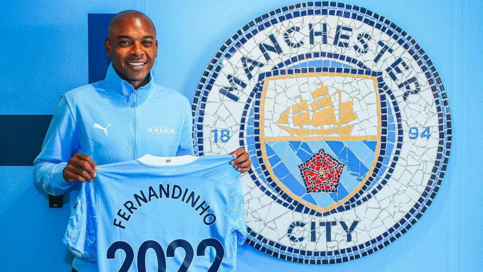 Fernandinho bir sezon daha Manchester City’de