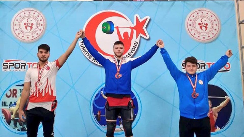 Halterci kardeşler Türkiye şampiyonu oldu