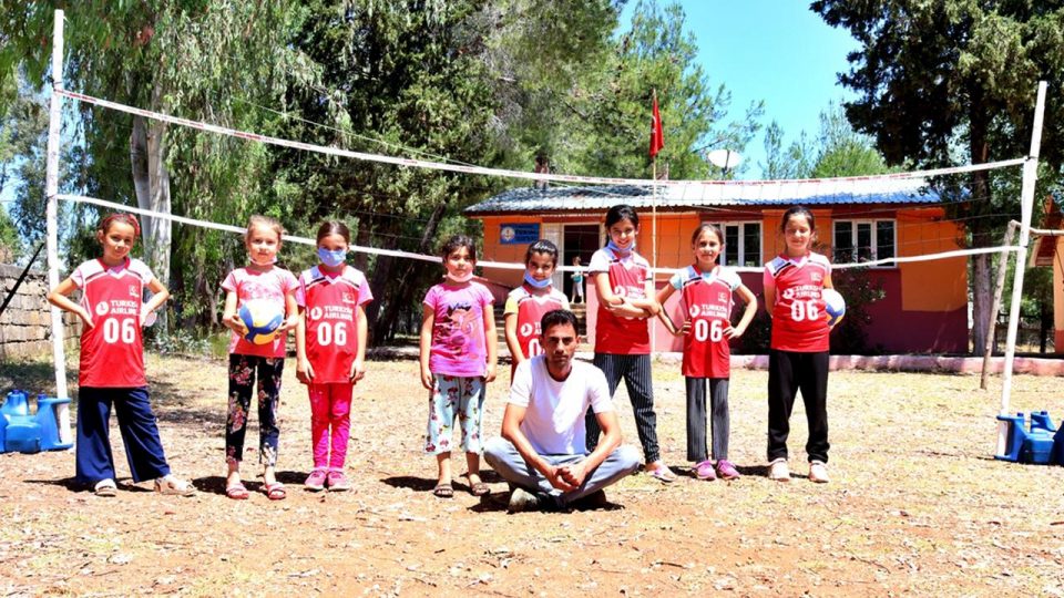Soğan çuvalından voleybol filesine geçen kızların hayali ay-yıldızlı forma