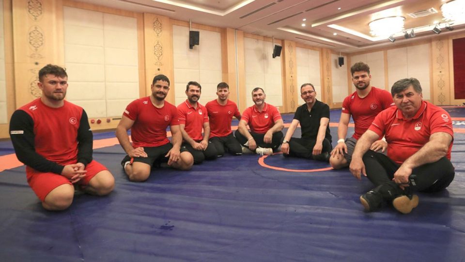Bakan Kasapoğlu milli güreşçileri kampta ziyaret etti
