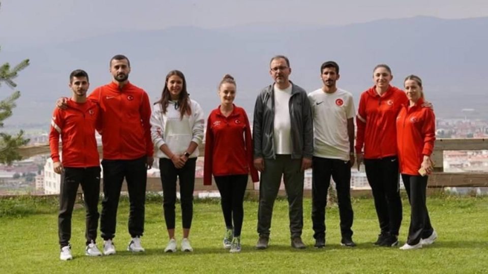 Bakan Kasapoğlu’ndan milli sporculara moral ziyareti