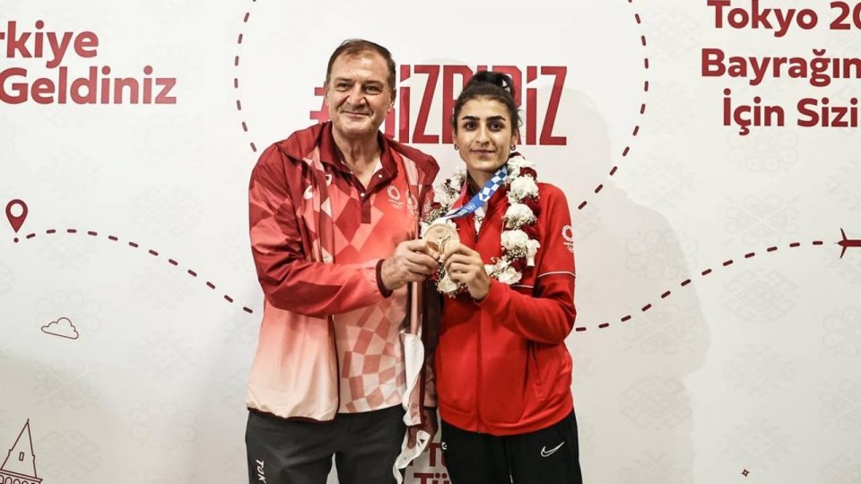Milli tekvandocu Hatice Kübra İlgün çiçeklerle karşılandı