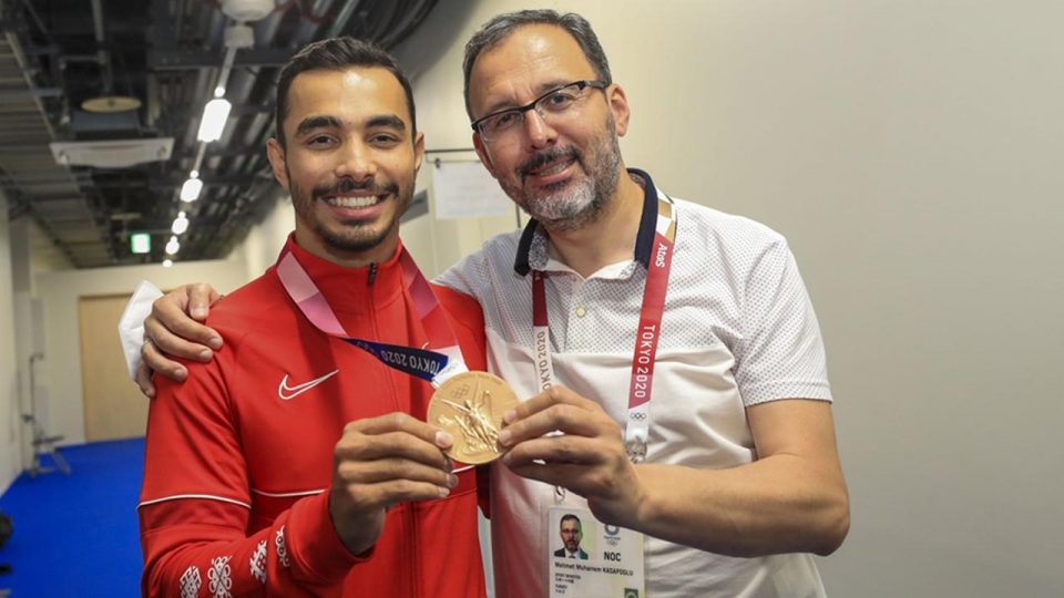 Bakan Kasapoğlu Ferhat Arıcan’ı ilk tebrik eden oldu