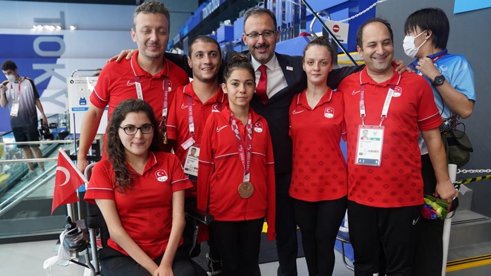 Bakanı Kasapoğlu paralimpik milli yüzücüleri tebrik etti