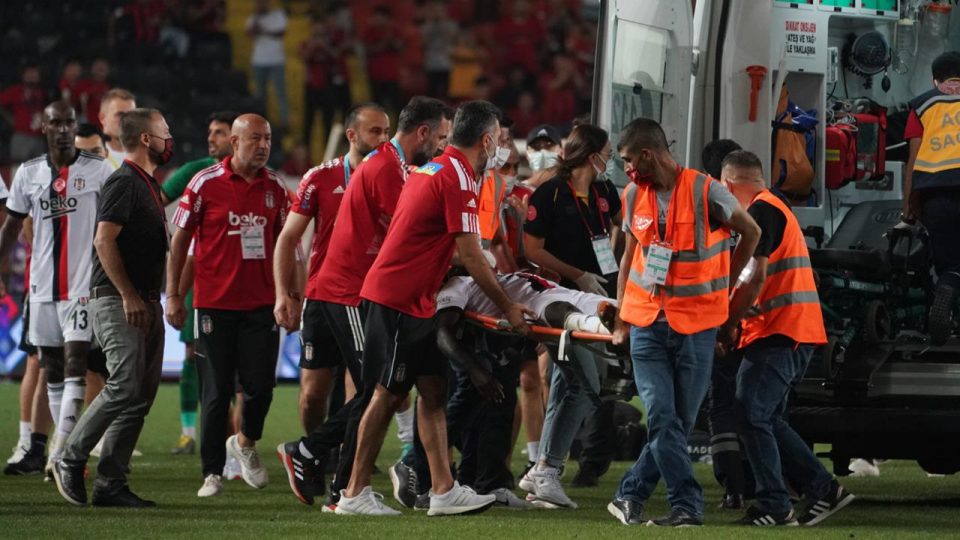 Beşiktaşlı N’Sakala hastaneye kaldırıldı