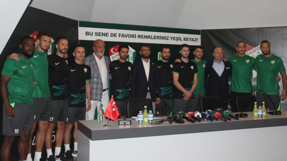 Bursaspor 10 yeni futbolcuyu kadrosuna kattı