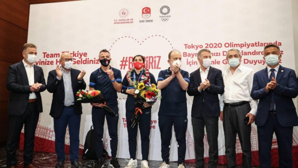 Busenaz Sürmeneli yurda döndü