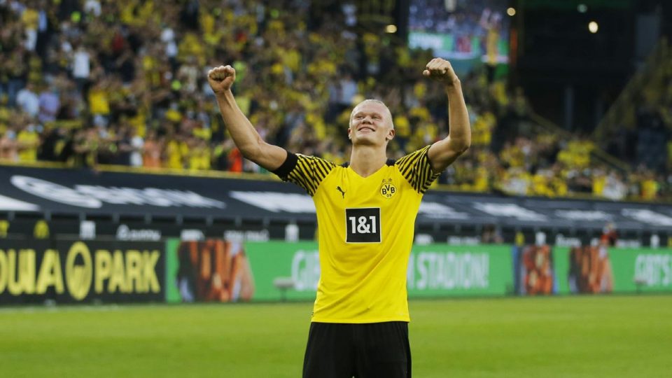 Erling Haaland sezonu iki golle açtı