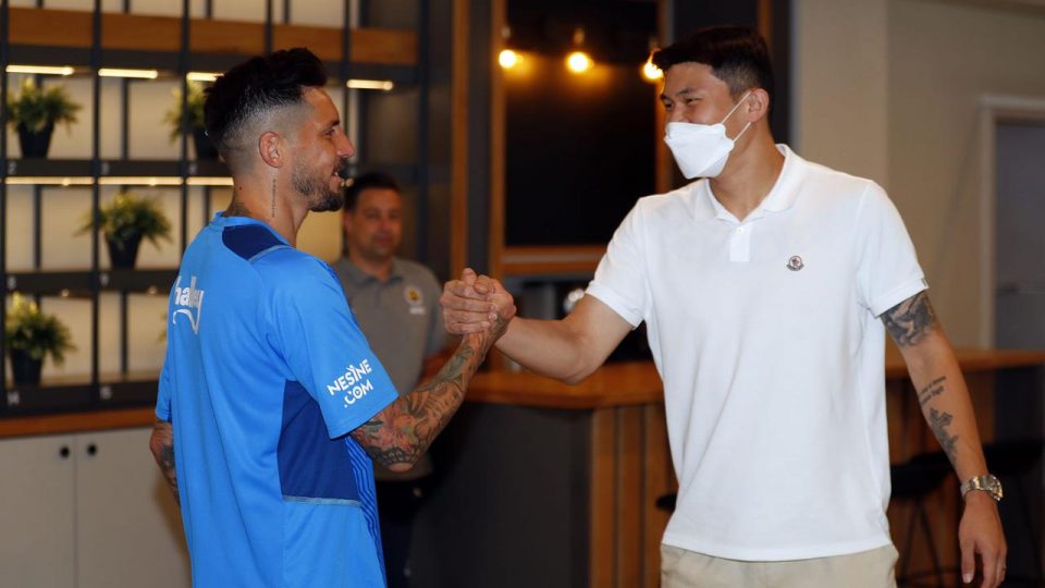 Fenerbahçe’nin transferi Min-Jae Kim takım arkadaşlarıyla tanıştı