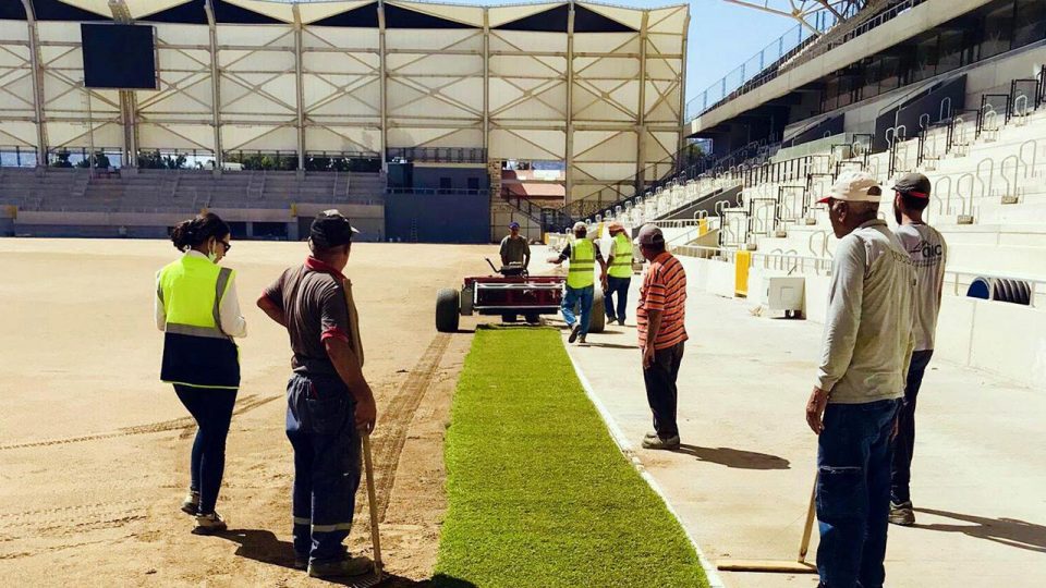 İzmir’deki Alsancak Stadı’nda çim serimi başladı