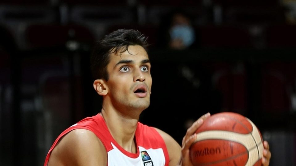 Milli basketbolcu Ömer Faruk Yurtseven’den “double-double”