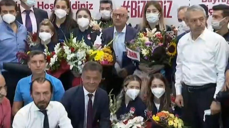 Milli sporcular yurda döndü
