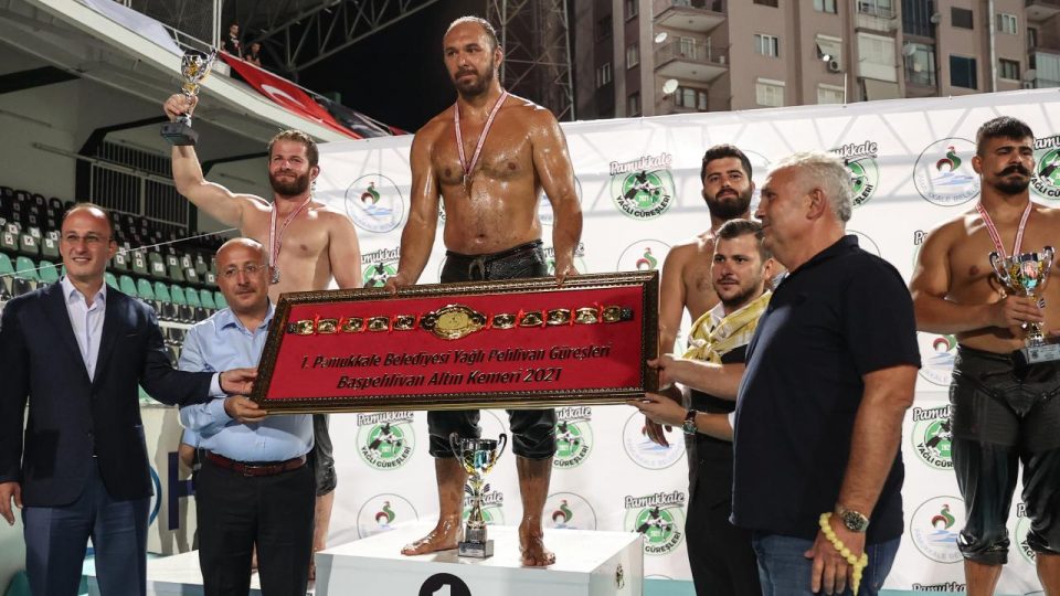 Pamukkale Yağlı Güreşlerinin başpehlivanı Ali Gürbüz oldu