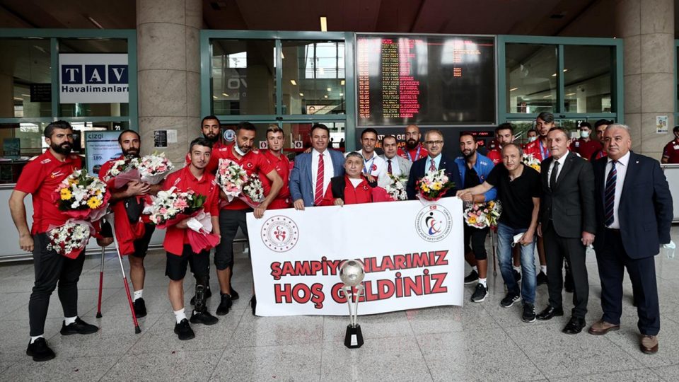 Ampute Milli Takımı Ankara’da çiçeklerle karşılandı