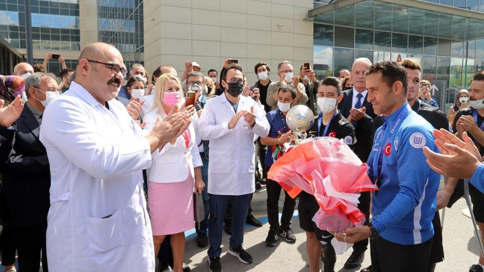 Ampute Milli Takımı “kupa” sözü verdikleri sağlıkçıları ziyaret etti