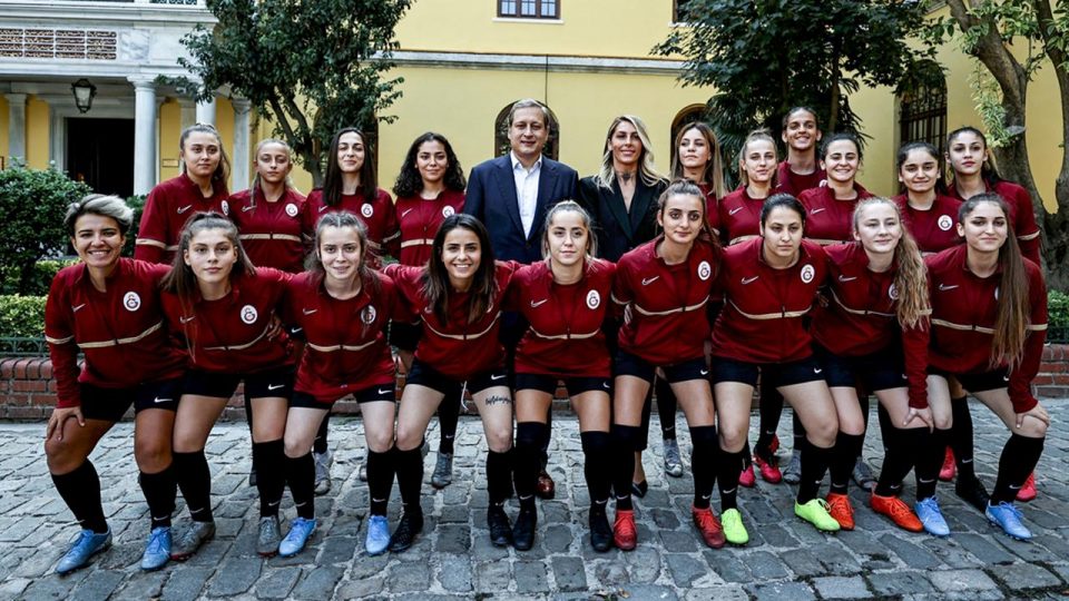 Galatasaray’da kadın futbol takımı tanıtıldı