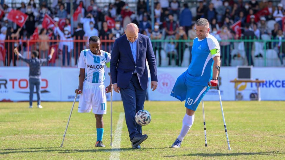 Bakan Soylu Ampute Futbol Türkiye Kupası maçında başlama vuruşunu yaptı