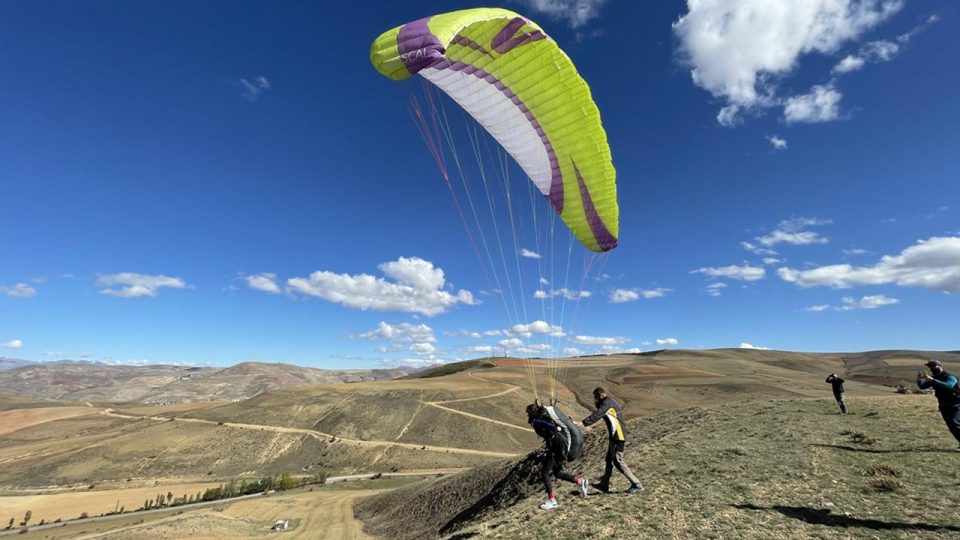 Bayburt’ta yamaç paraşütü pilotları yetiştiriliyor