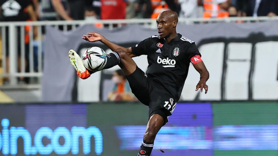 Beşiktaş’ta Atiba sakatlandı