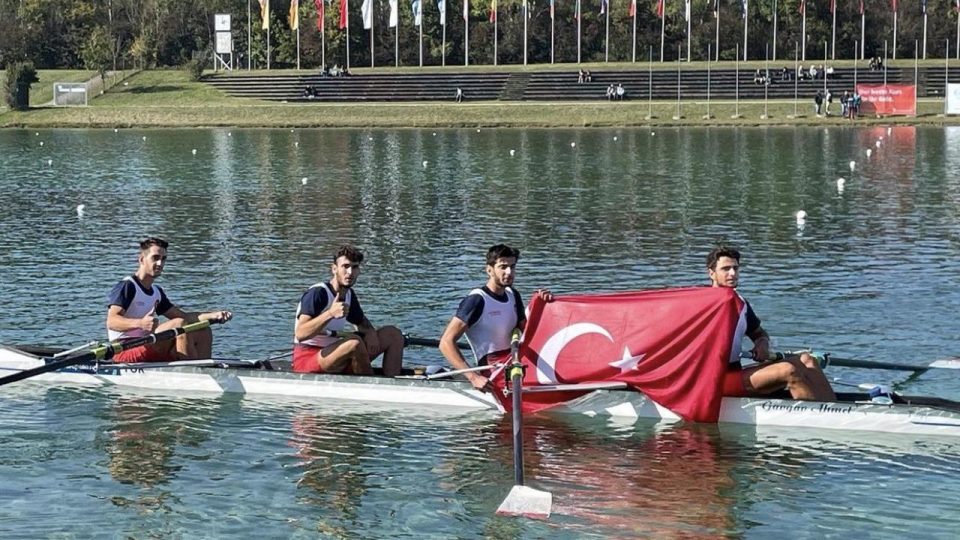 Genç milli kürekçiler Avrupa’nın zirvesine çıktı
