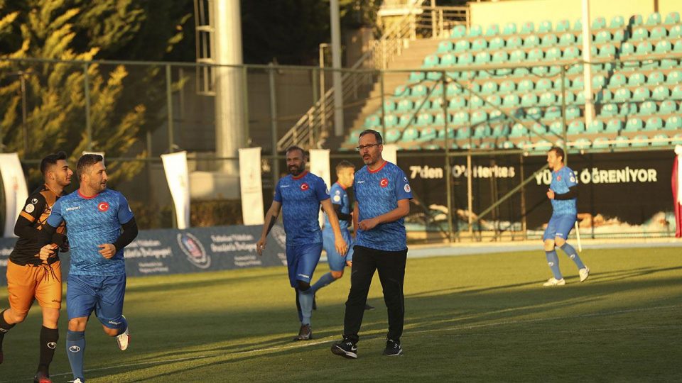 Gençlik ve Spor Bakanı Kasapoğlu, yeşil sahada gençlerle buluştu