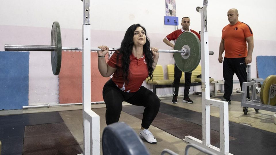 Görme engelli milli haltercinin hayatı sporla değişti