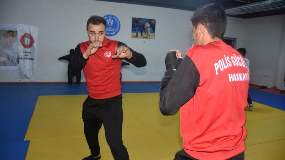 Hakkari’de Polis Gücü Spor Kulübü yüzlerce genci sporla tanıştırdı