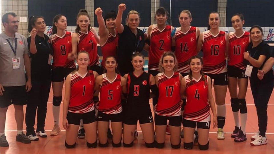 İşitme Engelliler Kadın Voleybol Milli Takımı’ndan altın madalya