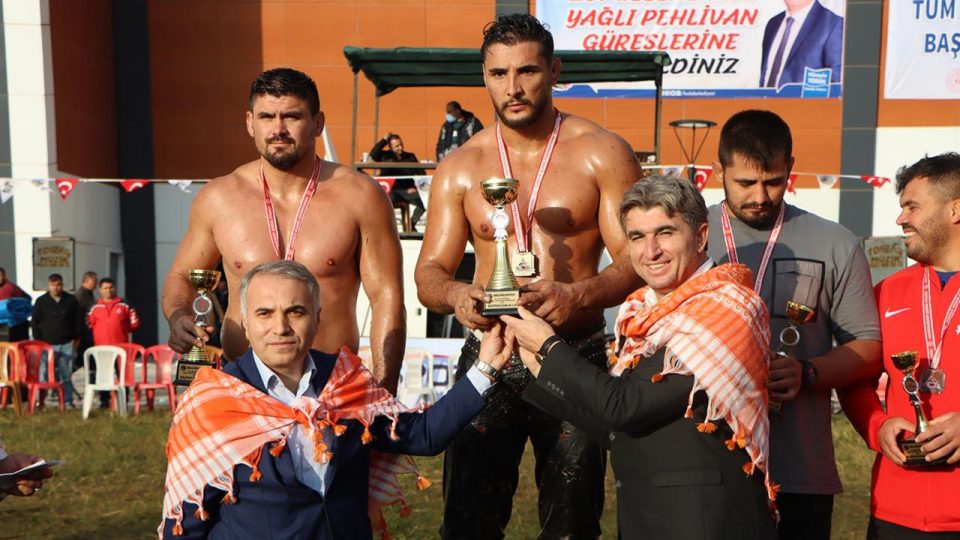Kula Yağlı Pehlivan Güreşleri’nde Mustafa Taş başpehlivanlığa ulaştı