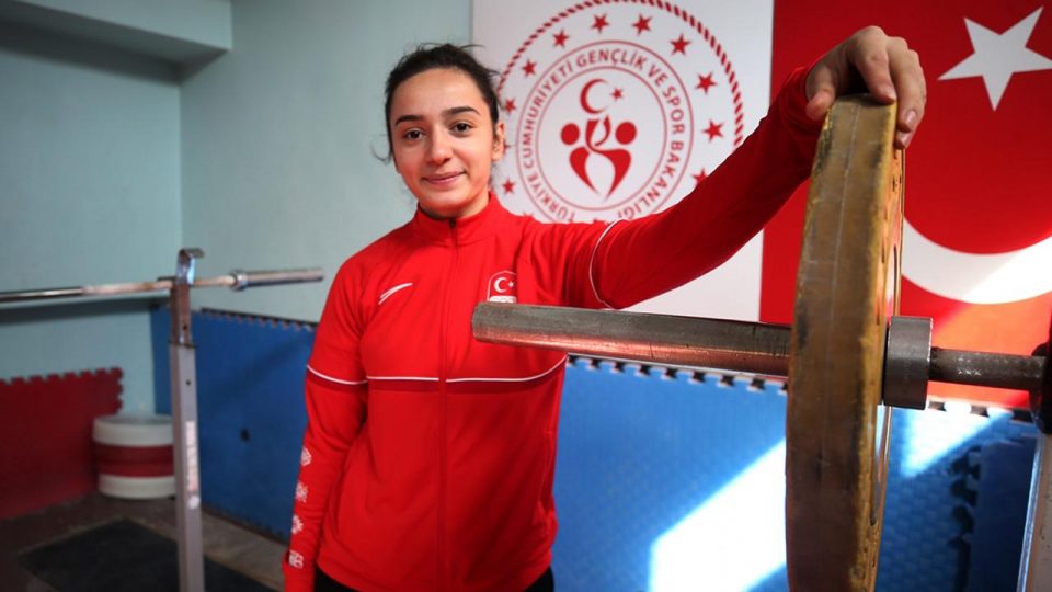 Milli halterci Nuray Levent Finlandiya’da 3 altın madalya kazandı