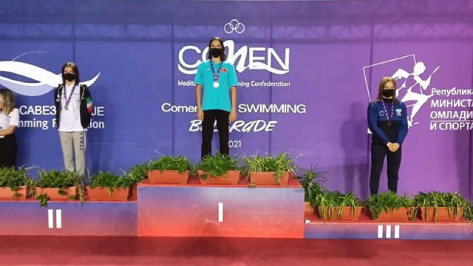 Milli yüzücü Talya Erdoğan, Comen Cup Yüzme Müsabakası’nda birinci oldu