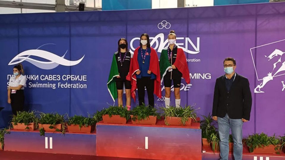 Milli yüzücüler Talya Erdoğan ve Meriç Uygun Comen Cup’ta birinci oldu