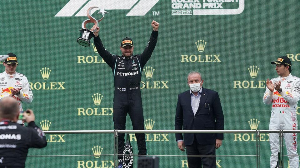 Valtteri Bottas kupasını aldı