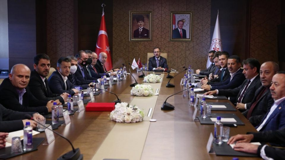Bakan Kasapoğlu, 2. ve 3. lig Yönetim Kurulu üyeleriyle buluştu