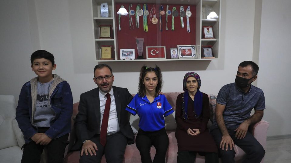 Bakan Kasapoğlu’ndan paralimpik milli yüzücü Sevilay Öztürk’e ziyaret