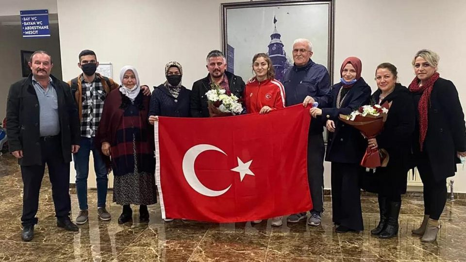 Dünya üçüncüsü Sinem’e coşkulu karşılama