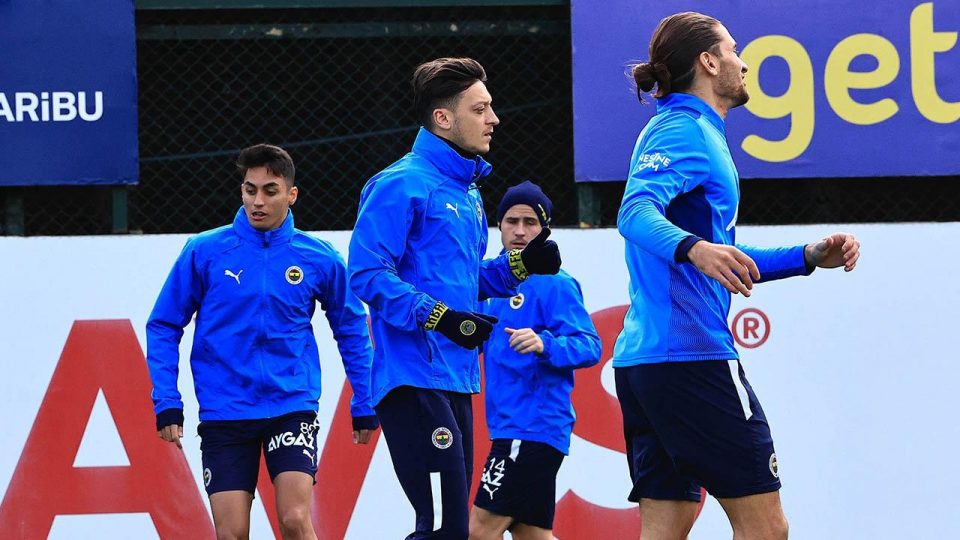 Fenerbahçe’de Mesut Özil takımla birlikte çalıştı