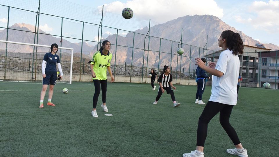 Hakkari’de kız çocukları futbola yönelmeye başladı