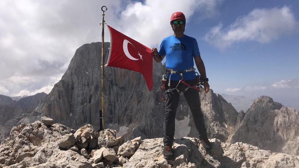 Sırtında 3 metrelik direkle çıktığı zirvelerde Türk bayrağını dalgalandırdı
