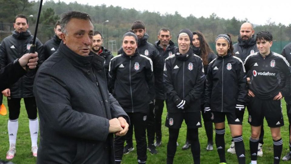 Ahmet Nur Çebi Beşiktaş Kadın Futbol Takımı oyuncularıyla buluştu