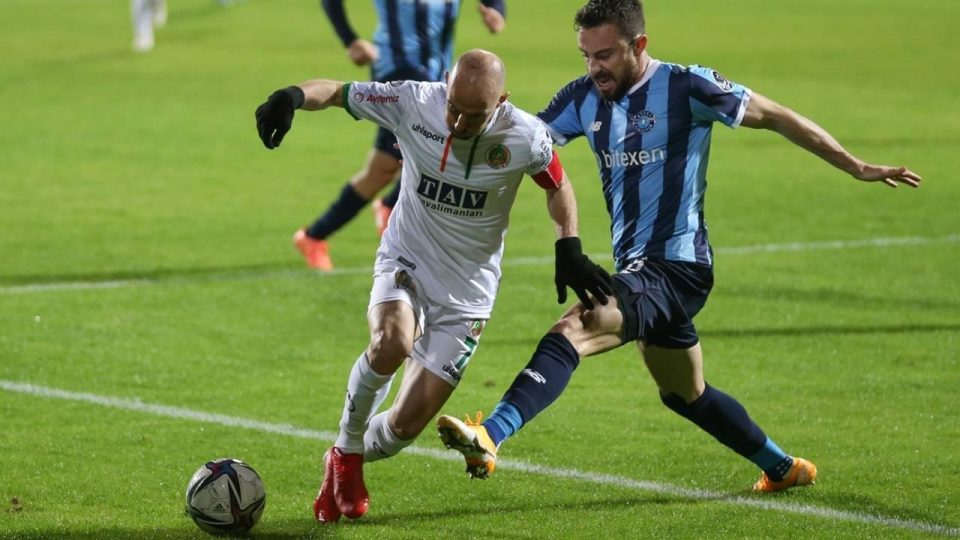 Akdeniz derbisinde Adana Demirspor güldü