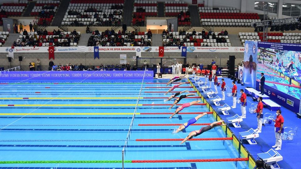 Bakan Kasapoğlu Gaziantep’te yüzme şampiyonasını izledi