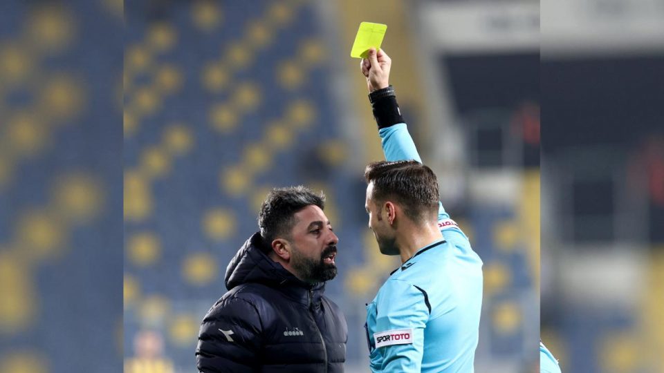 Başkent derbisinde sağlık görevlisine sarı kart