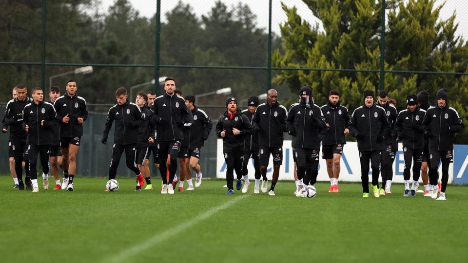 Beşiktaş’ta gözler derbi ve teknik direktörde