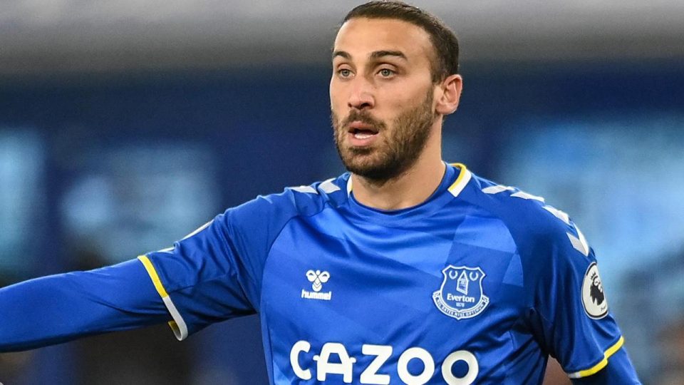 Cenk Tosun sahalara döndü