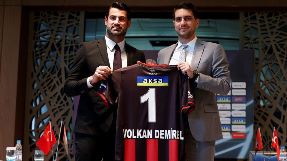 Fatih Karagümrük’te Volkan Demirel için imza töreni düzenlendi