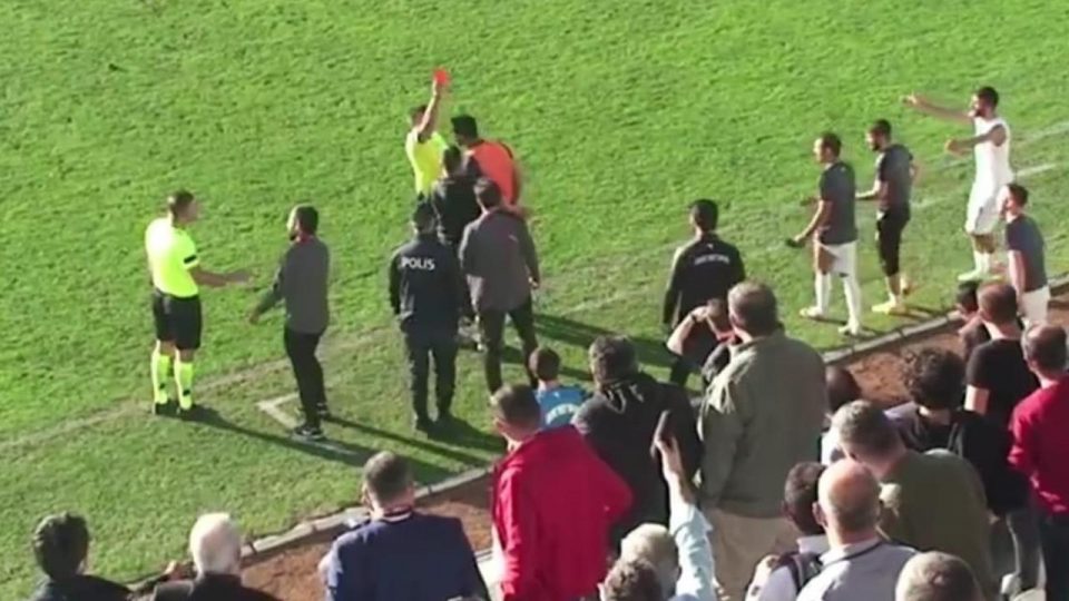 Hakeme kafa atan futbolcu ‘özür’ diledi