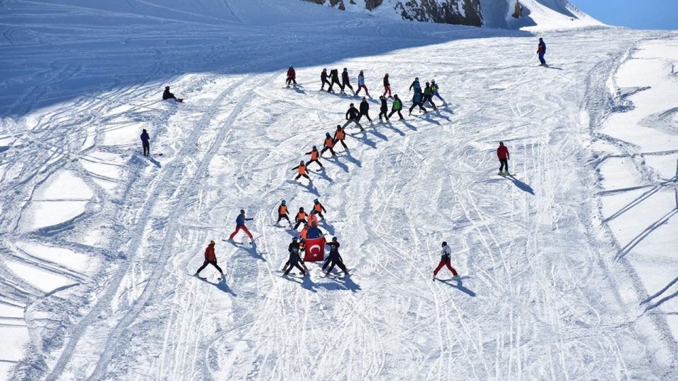 Hakkari’de kayak sezonu açıldı