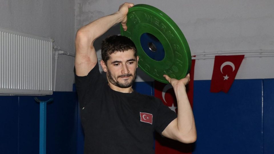 İşitme engelli milli güreşçinin hedefi ikinci olimpiyat madalyası
